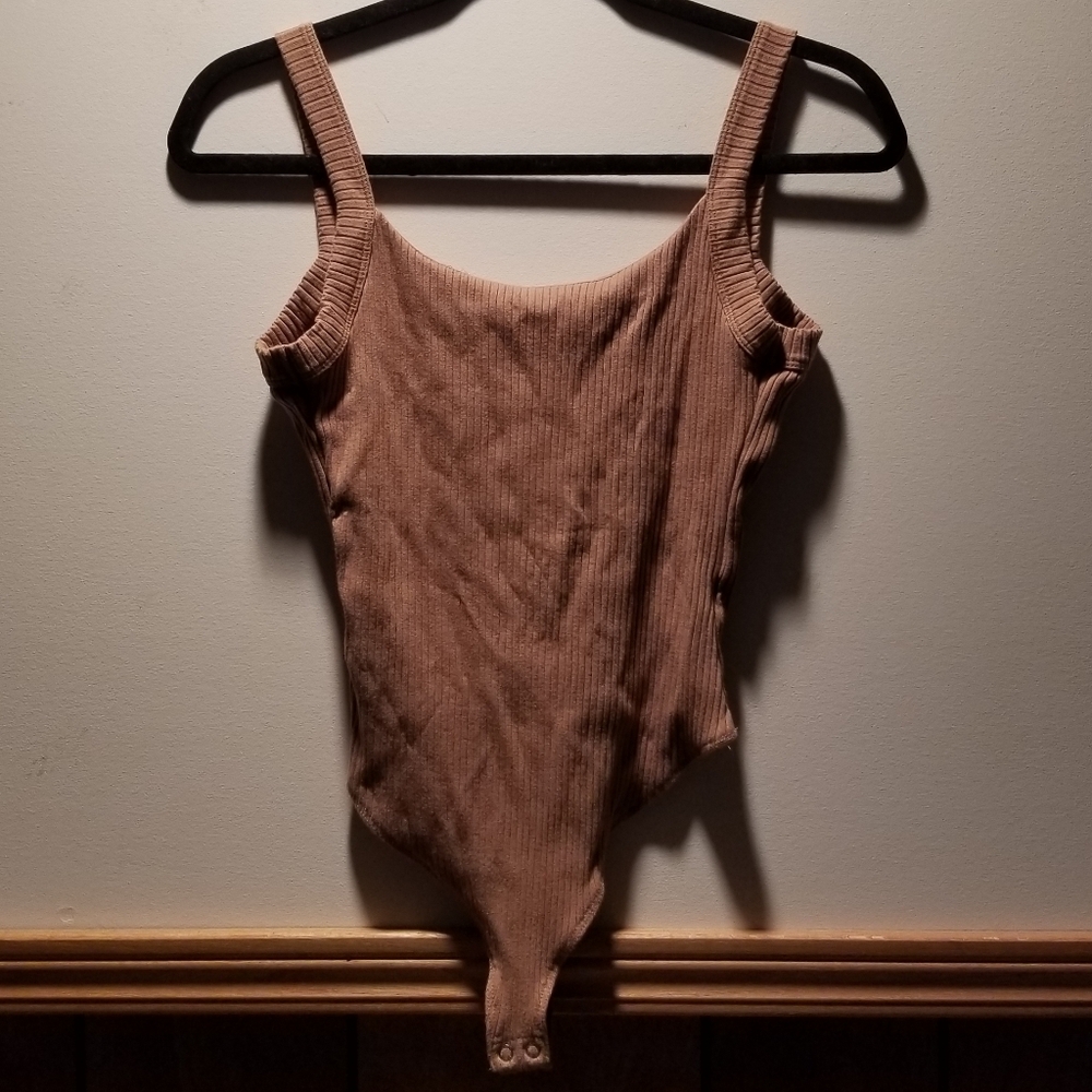 🍁🌺Good American ribbed tank thong bodysuit with a back scooped neckline..